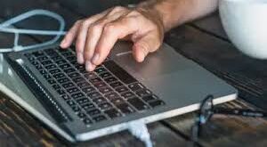 क्या लैपटॉप हमेशा चार्ज पर लगाकर रखना चाहिए? कितने प्रतिशत चार्ज करें, एक्‍सपर्ट का जवाब जानें