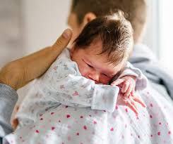 नवजात शिशुओं को डकार दिलाना क्यों है जरूरी? जानिए सही पोजिशन और अन्य अहम ड‍िटेल्‍स