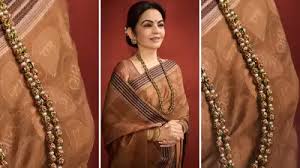 भगवान राम के नाम से सजी नीता अंबानी की साड़ी, 2 साल में हुई तैयार, 2000 साल पुराना है खास कपड़े का इतिहास