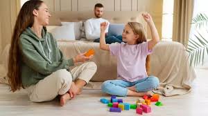 बच्चे मम्मी-पापा की हर आदत की नकल क्यों करते हैं? जानें कारण और 10 सावधानियां, जो हर पेरेंट को बरतनी चाहिए