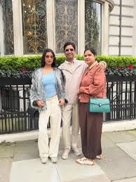 कुमार विश्वास पहुंच गए लंदन, हीरोइन बन फर वाली जैकेट में छाईं बेटी कुहू, पत्नी का भी दिखा स्टाइलिश रूप