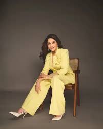 यंग लड़कियां बॉस लेडी बनीं 58 साल की माधुरी से लें टिप्स, सूट-बूट में लगेंगी स्टनिंग