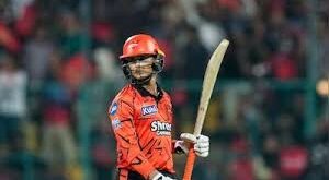 KKR से मैच के बाद मुसीबत में अभिषेक शर्मा, BCCI ने मैच फीस काटी, 1 डिमेरिट पॉइंट भी दिया