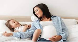 दूसरी प्रेग्नेंसी के बारे में बड़े बच्चे को पहले बताना क्यों जरूरी है? जान‍िए वजह और सही समय