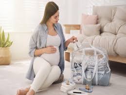 डिलीवरी के लिए हॉस्पिटल बैग तैयार करते समय मां और बेबी के लिए क्या-क्या सामान रखना चाहिए? देखें पूरी लिस्ट