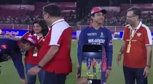संस्कार हों तो ऐसे, वैभव सूर्यवंशी ने छूए संजीव गोयनका की पत्नी के पैर, 15 साल के खिलाड़ी ने जीता LSG के ओनर का दिल