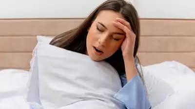 रात में बाकी लोग आराम से सो रहे, मगर आप हैं गर्मी-पसीने से परेशान? शरीर के बाहर नहीं, अंदर है दिक्कत