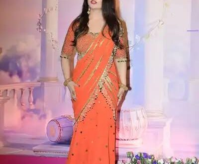 अमृता फडणवीस सबसे बड़े भक्ति इवेंट में पहुंचीं, हाथ जोड़ दिखाया संस्कारी अवतार, नारंगी लहंगा- साड़ी में छाईं