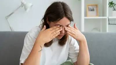 सोकर उठने पर आंखों में जमा मिलता है चिपचिपा पदार्थ, खतरे की घंटी बजाता है इसका रंग